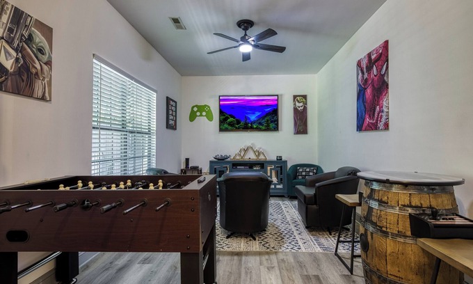 Sevierville Cabina | Game Room-Hot tub-Fire pit-Dog friendly