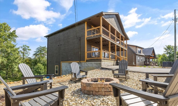 Sevierville Cabina | Game Room, Hot Tub & Large Porches-Luxury Cabin