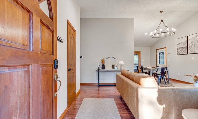 Luray Cabina | Game Room, Hot Tub & Outdoor Oasis
