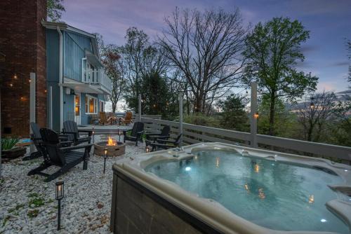 Royal Pines Casa | Game Room & Mini Golf Hot Tub Fire Pit