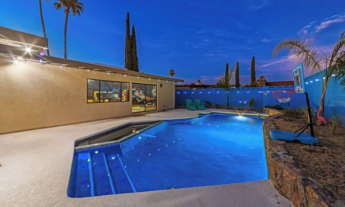 Tucson Casa | Game Room-Pool w/heated jacuzzi-Waffles-2 California King Beds-U of A 8 miles
