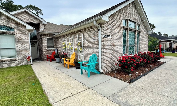 Long Beach Casa | GaMe RoOm, Sleep 12, Colorful Back Yard, Beach(A)