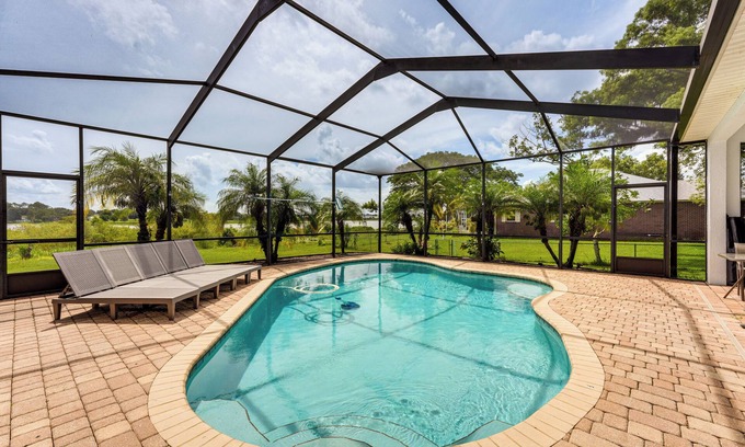 Haines City Casa | Game, Swim & Unwind: Lakeside Retreat Near Disney