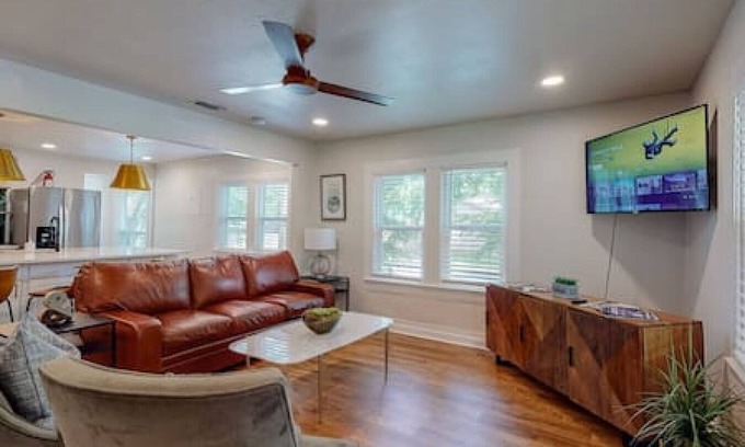 Central Arlington Casa | Game Time Getaway | Gameroom & Bar near AT&T