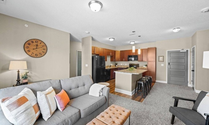 West Des Moines Apartamento | Garage Parking | Balcony | Onsite Gym & Tanning