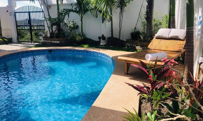 Puerto Galera Apartamento | Garden and pool view apartment