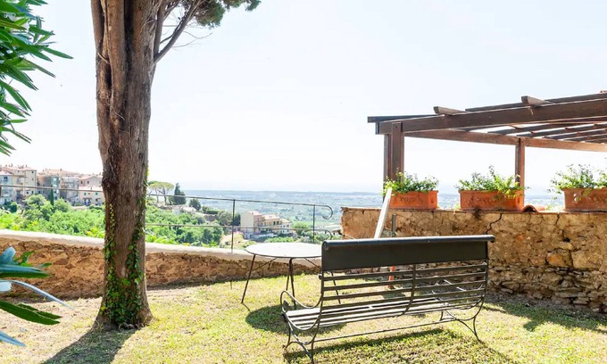 Castagneto Carducci Apartamento | Garden Apartment with Sea view -- hilltop Medieval village, 10' from the Beach.
