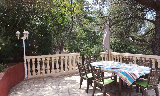 Le Revest-les-Eaux Villa | Ground floor in the land of the lamas