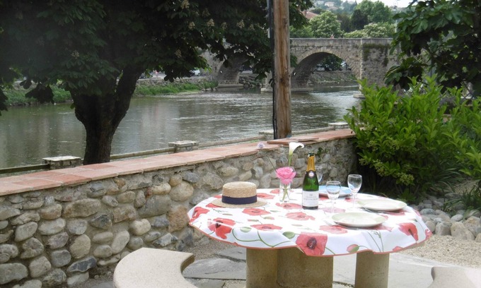 Limoux Apartamento | RIVERSIDE GARDENS B&B: UBICACIÓN CENTRAL, AL LADO DEL RÍO CON HERMOSO JARDÍN