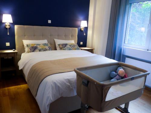 Amarousion Apartamento | Garden Apartment next to the Mall -Private Parking