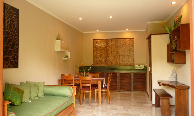 Kedewatan Apartamento | Apartamento con jardín con piscina compartida