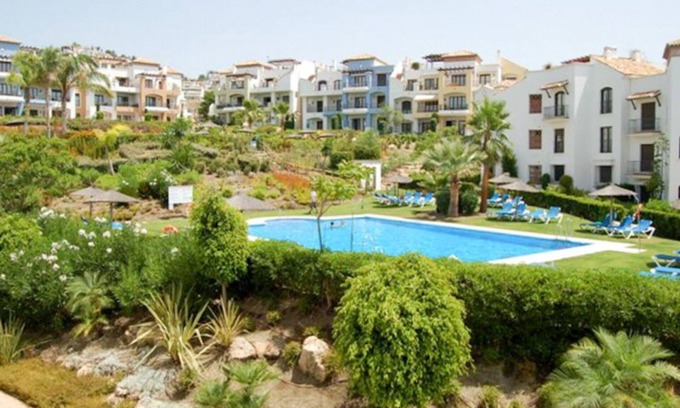 Benahavis Apartamento | Apartamento con jardín en La Torre, Club de Golf Los Arqueros
