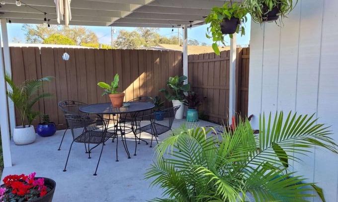 South Bradenton Apartamento | Garden House: Relaxing vibes & three miles to IMG