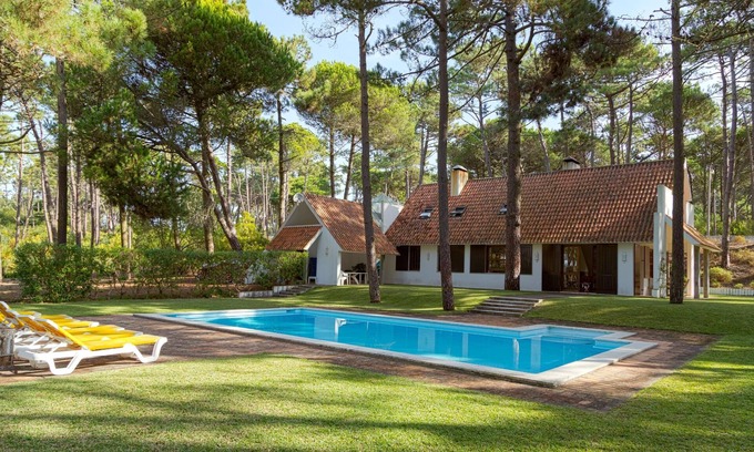 Mucifal Casa | Jardín, cerca de la playa, coche imprescindible, collares