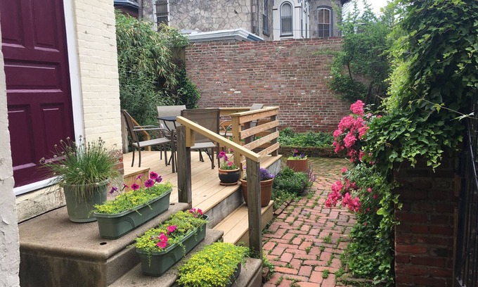 Powelton Village Apartamento | Garden Oasis 1 BR Apartment en Victorian histórico, entrada privada, cubierta