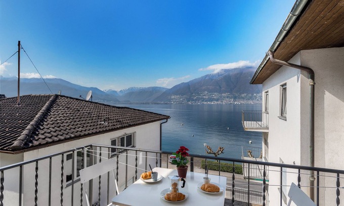 Vira Apartamento | Garden on the lake 1, Gambarogno, Vira, Switzerland