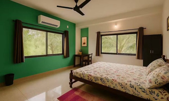 Aldona Cama Y Desayuno | Garden-View AC Room in a Villa