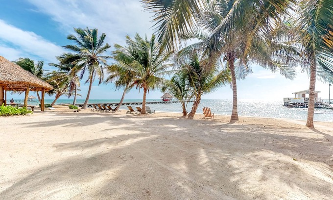 San Pedro Condominio | Hermoso condominio con piscina y muelle compartidos - la playa está a solo unos pasos
