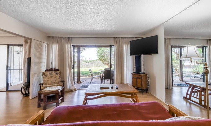 Maunaloa Apartamento | Garden View, Ground-Floor Condo w/ Lanai & Shared Hot Tub/Pool - Walk to Beach