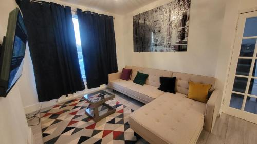Finchley Apartamento | Garland Spacious 4 Bedroom House With Garden And Parking