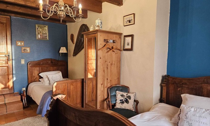 Sigalens Cama Y Desayuno | Garonne" guest room, Nordic bath and swimming pool