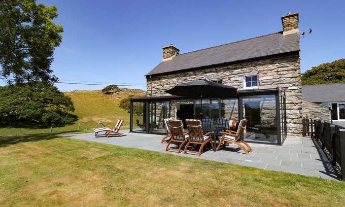 Porthmadog Casa | GARTH MORTHIN THE FARMHOUSE, pet friendly in Porthmadog