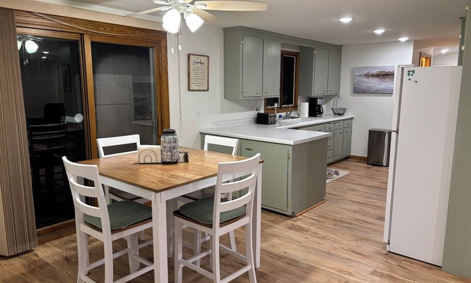 Green Bay Casa | Gary's Game-Day Getaway only 1.4 miles from Lambeau!