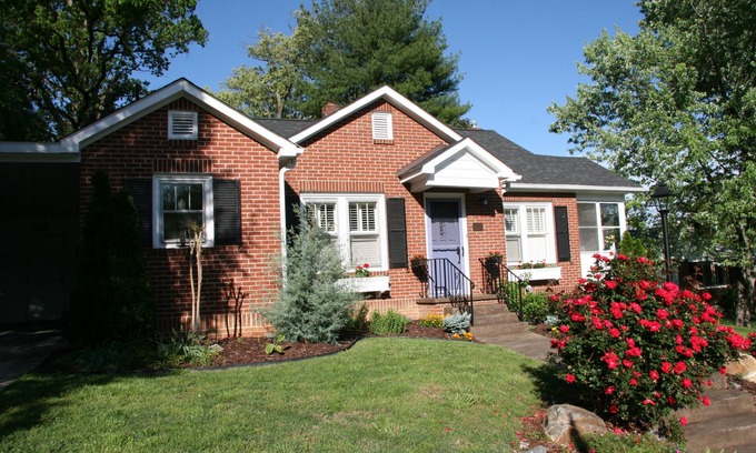 Hyman Heights Historic District Cabaña | CASA DE GASLIGHT - Downtown Hendersonville