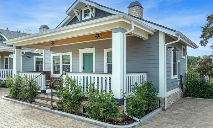 Santa Ynez Cabaña | Gastro HQ2: Luxe Studio Walk To Best Restaurants, L2EV, Sleeps 4, Unit 5 Faraday