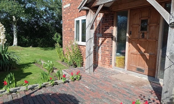 Woodhall Spa Casa | Gate house located on the riverside, Woodhall spa, hot tub & games room