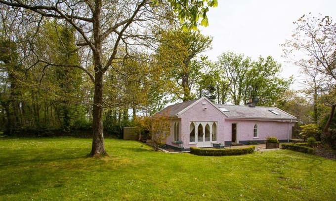 Cahore Cabina | Gate lodge pink quaint lodge