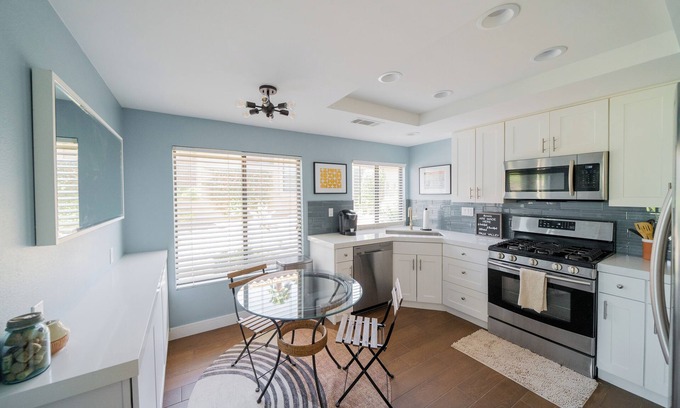 Thousand Palms Condominio | Gated 2BR/2BA - Views, hot tubs/ pools and ping pong in a quiet community.