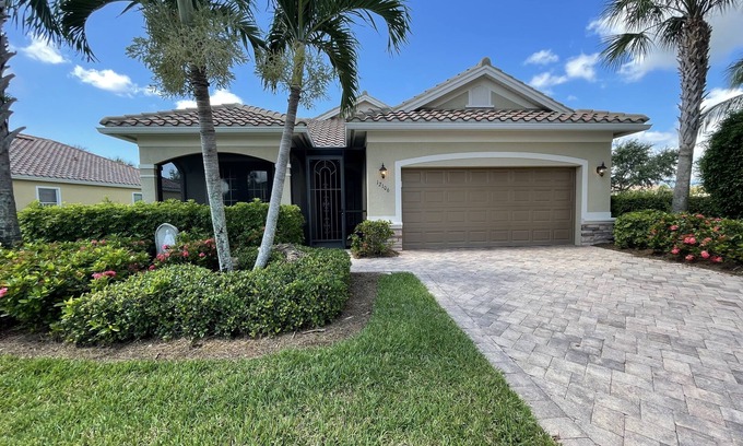 Arborwood Casa | Gated Comm, Single Family Home, Only 12 yr old, Corner Lot. Beautiful.