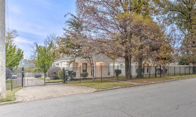 Midtown Apartamento | Gated Cottage Community! Ideal Midtown Spot