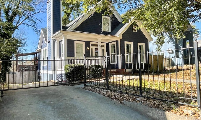 Atlanta Casa | Gated Driveway, King Suite near Benz, Tech,Midtown