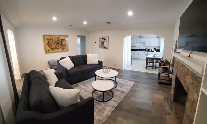 North Hollywood Casa | Gated Family Home in NOHO