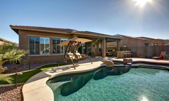 Estrella Mountain Ranch Casa | ¡Comunidad cerrada en el campo de golf con un hermoso oasis en el patio!