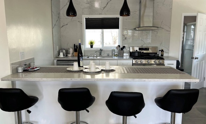 Baldwin Park Casa | Gated & remodeled 2b/2b house, WiFi in welcoming Baldwin Park