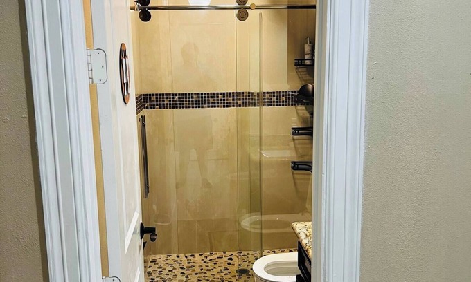 Northside Casa | Gated spacious 5-bedroom house with fitness room in vibrant Houston