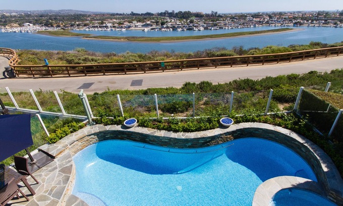 Newport Beach Casa | El célebre diseñador Recinto Ver hogar con todos los azulejos piscina de agua salada