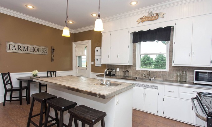 Buchanan Otro | Nuevo patio con bañera de hidromasaje, hermoso SW Michigan, ND Games, Wine / Microbrew Trail