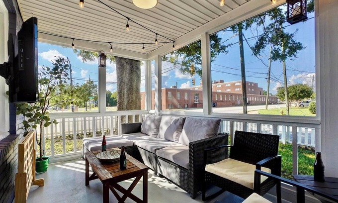 Downtown Casa | Gather! PingPong~6BR~PorchTV~Walk Dtwn~Pets~15+