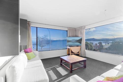Taupo Casa | Gather Taupo - Lakefront Homes - Spa Pool