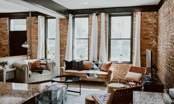 West Lakeview Condominio | Gather Together & WFH in Piece of Chicago History