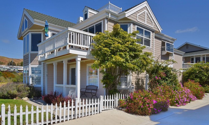 Cayucos Casa | Lugar de reunión con vista a la playa, el muelle y el centro de Cayucos