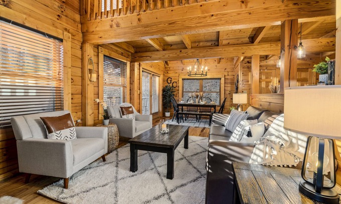 Gatlinburg Cabina | Gatlin Cove Retreat! Pet Friendly cabin w/ HotTub & Game Room!