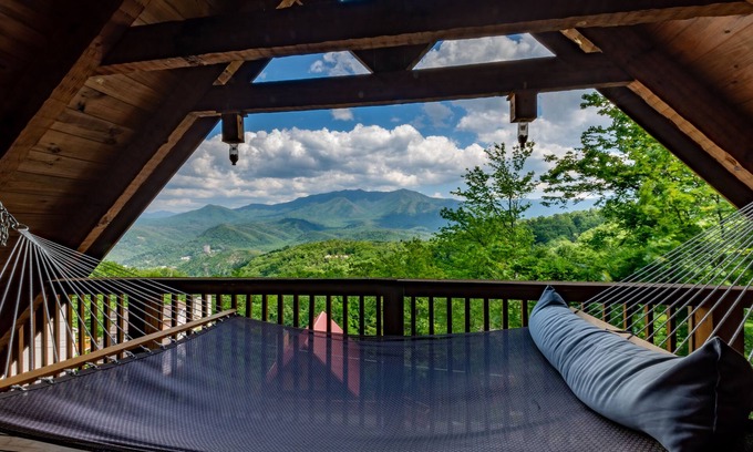Chalet Village Casa | GATLINBURG LOG CABIN SPECTACULAR VIEWS HOT TUB LUXURY HONEYMOON ANNIVERSARY