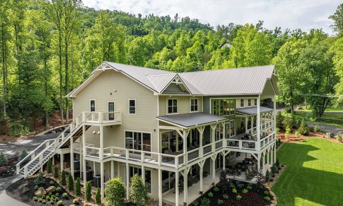 Gatlinburg Cabina | GATLINBURG LUXURY 21 BEDROOM! Elevator, Pool, Private Pavilion, Movie Theater...