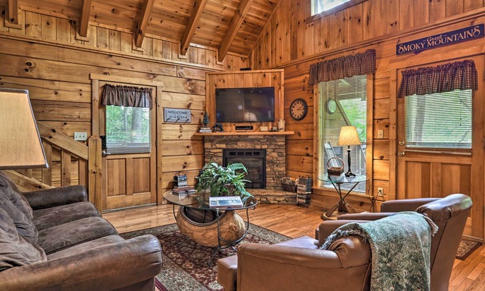 Gatlinburg Cabina | Gatlinburg Mountainside Escape w / Jacuzzi al aire libre!