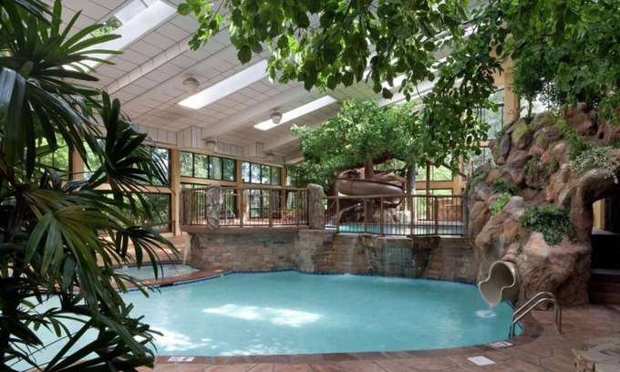 Gatlinburg Hotel | Gatlinburg Retreat! Indoor Swimming Pool, Pets Allowed!